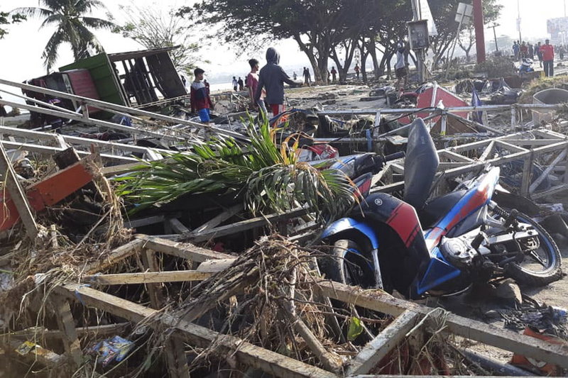 Suman 48 muertos y 356 heridos por terremoto y tsunami en Indonesia