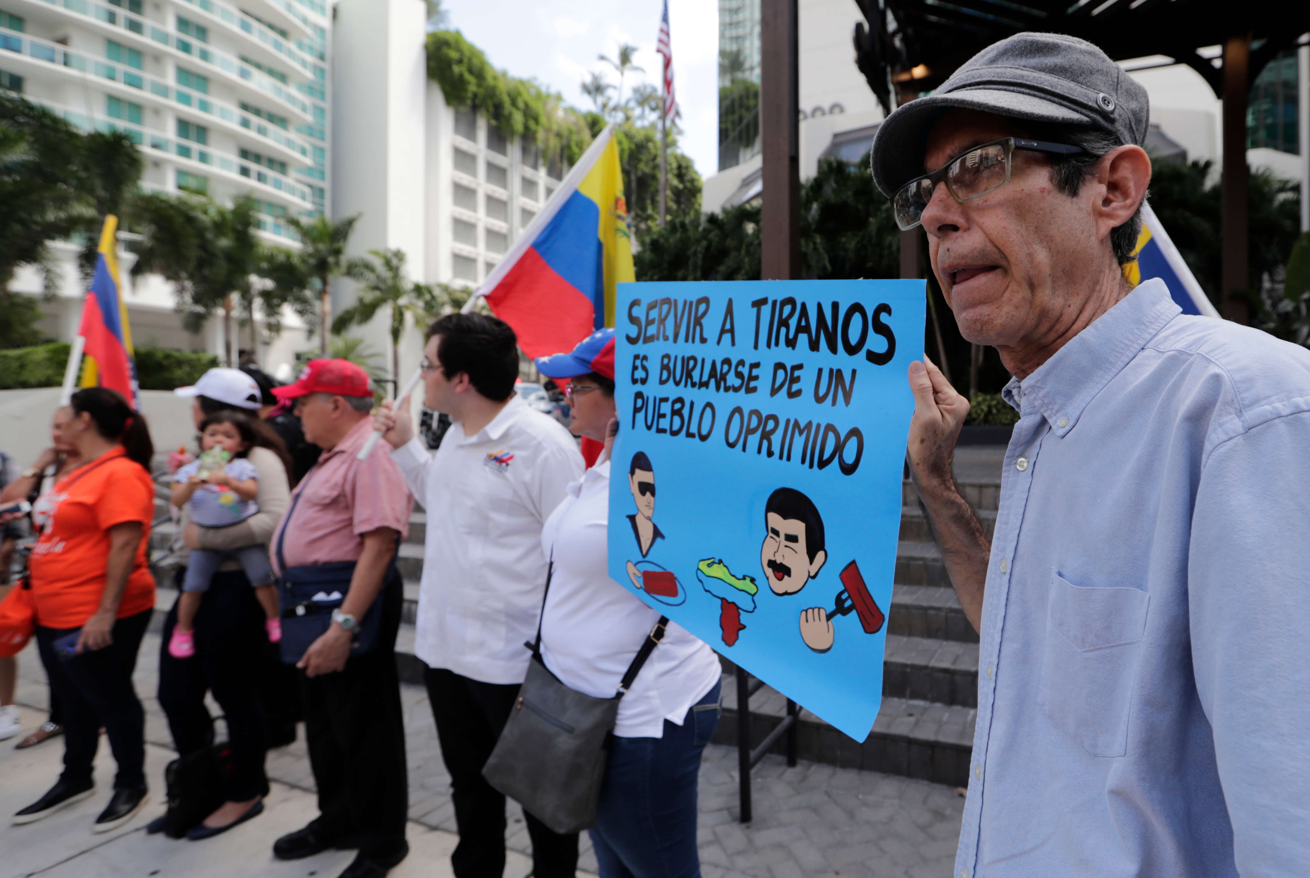 Protestan en restaurante de Salt Bae por alimentar a Maduro