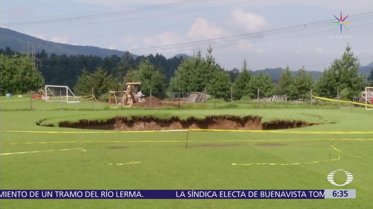 Se forma socavón en cancha de futbol en Cuajimalpa