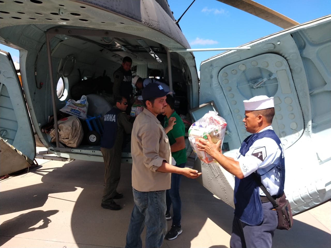 Sinaloa: Semar abre puente aéreo para apoyar a damnificados