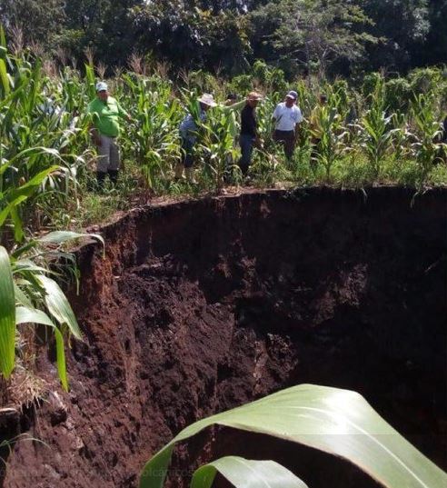 Se abre socavón de ocho metros de profundidad en Villaflores, Chiapas