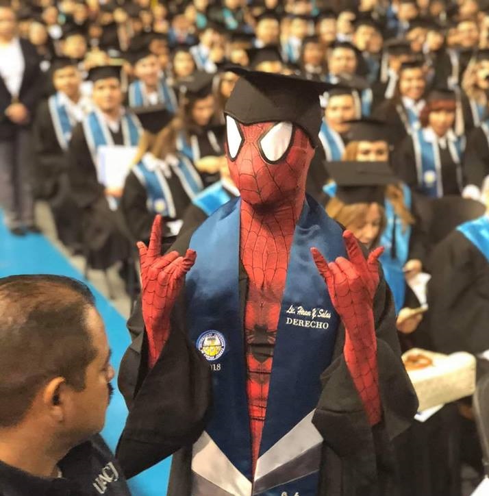 Estudiante se gradúa como abogado disfrazado de ‘Spiderman’