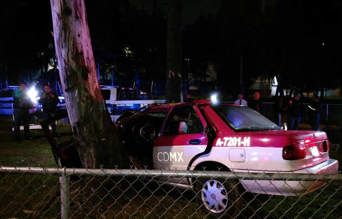 Taxi de la CDMX choca tras escapar de gasolinera en Tlalnepantla