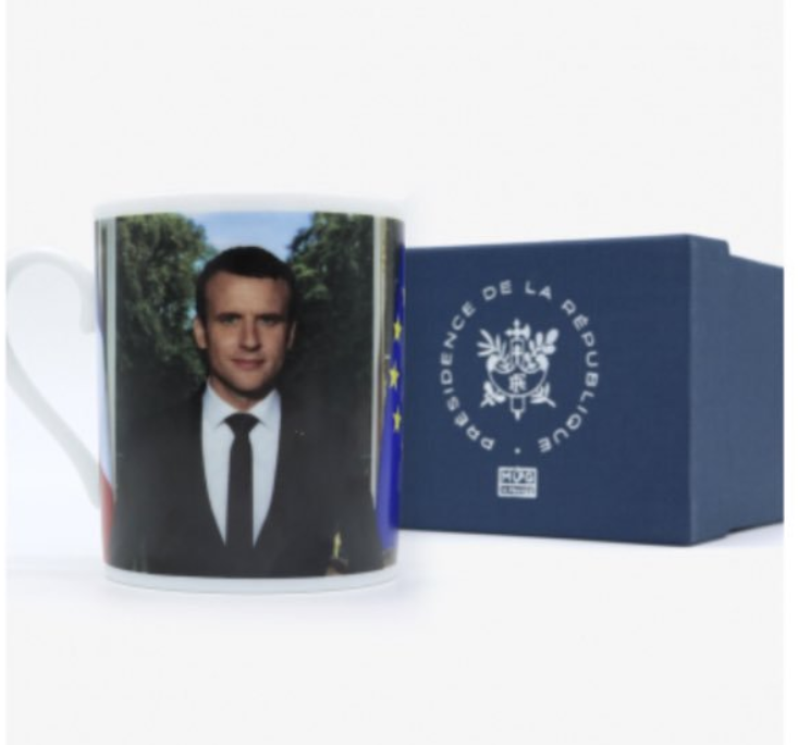 Una taza con la imagen de Macron está a la venta. (@cit_lambda)
