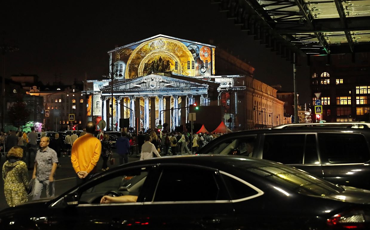 Bolshói de Moscú es iluminado por el artista Ángel Sandimas