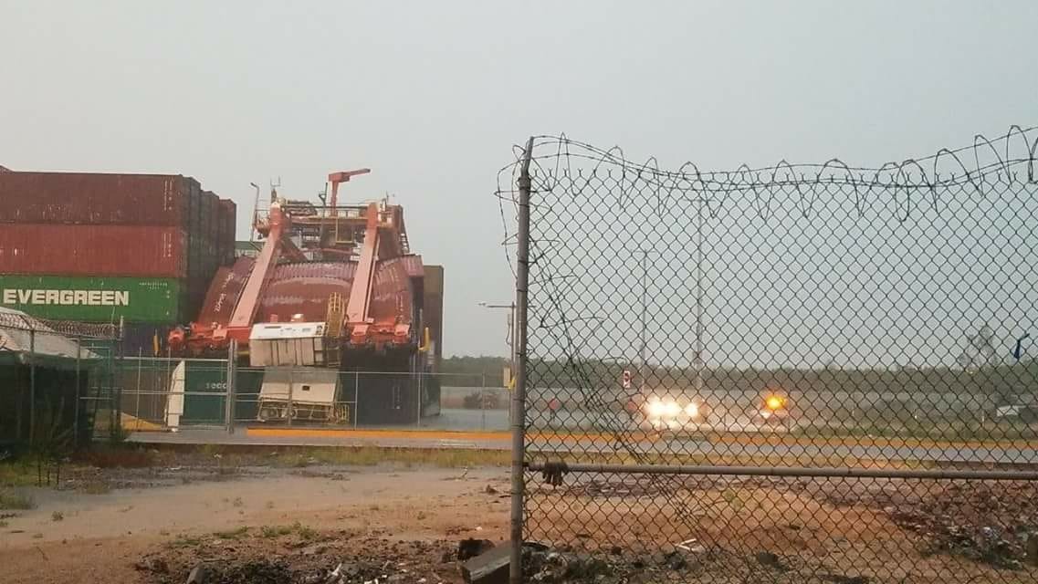 Tormenta derriba grúa sobre contenedores en Manzanillo