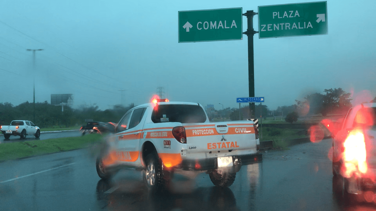 Intensa tormenta afecta vialidades en varios municipios de Colima 