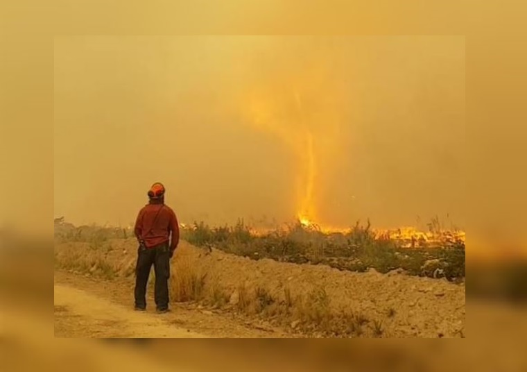 Bomberos canadienses luchan contra tornado de fuego para recuperar sus mangueras