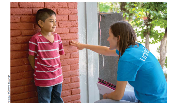Trabajadora de Unicef charla con niño tras los sismos del 7S. (@UNICEFMexico)