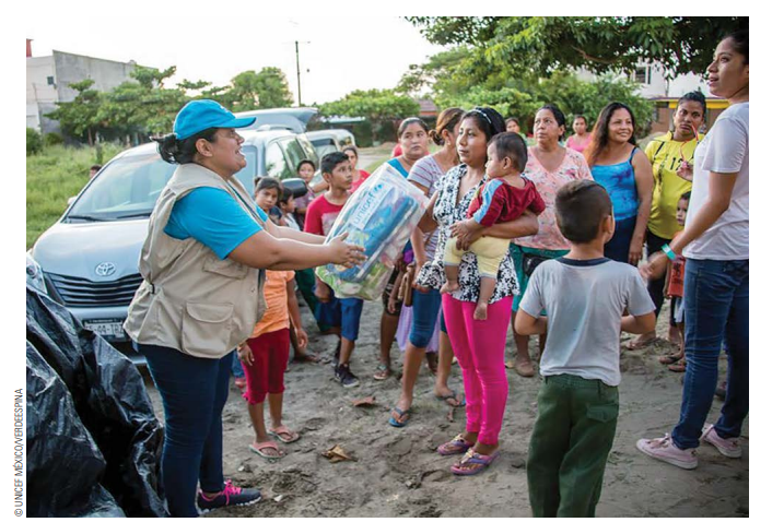 Trabajadores de Unicef entregan ayuda humanitaria en Chiapas. (@UNICEFMexico)