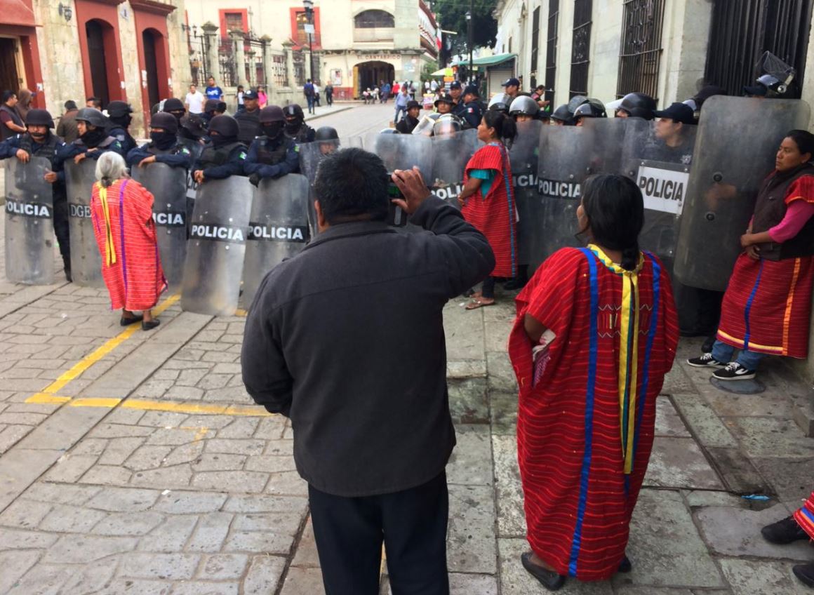 Retiran plantón de mujeres indígenas en Oaxaca