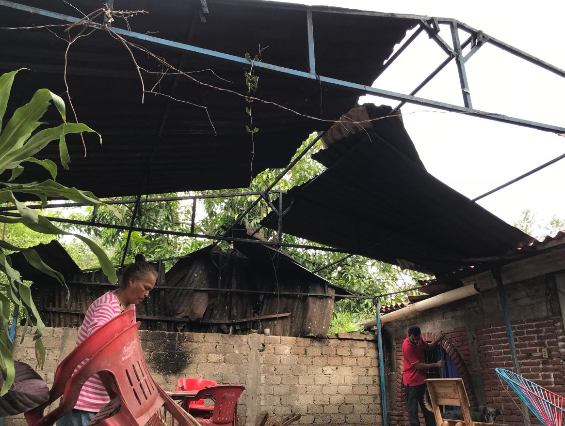 Tromba destruye techos de viviendas en comunidades de Colima