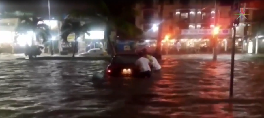 Tromba en Acapulco inunda Costera Miguel Alemán