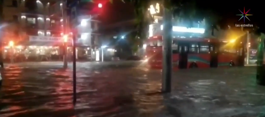 Tromba en Acapulco inunda Costera Miguel Alemán