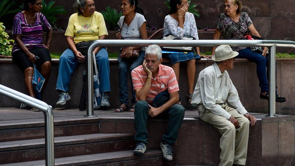 Ancianos venezolanos tardan horas para cobrar su pensión