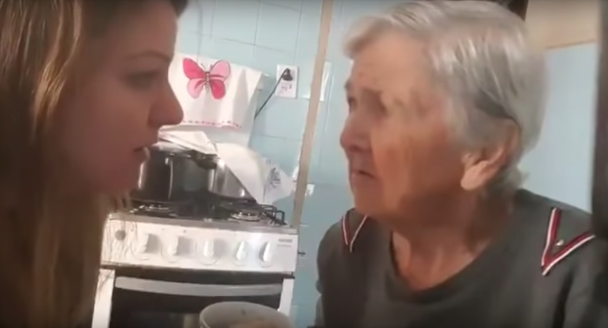 VIDEO: Mujer con Alzheimer reconoce a su nieta y conmueve en redes