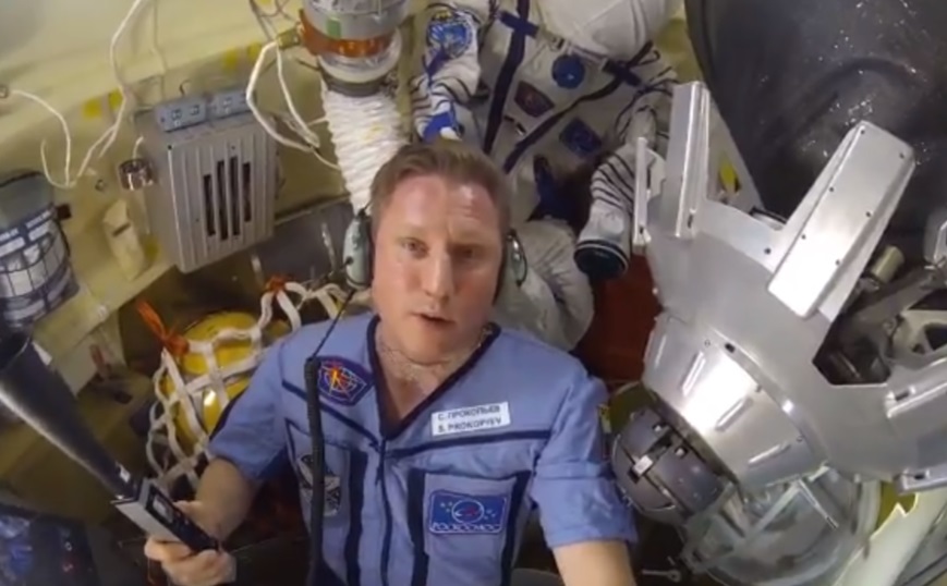 'Estamos bien, no se alarmen', dice cosmonauta ruso en video desde nave Soyuz