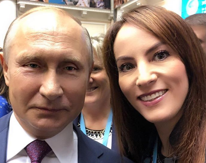 Gabriela Cuevas se toma selfie con Vladimir Putin