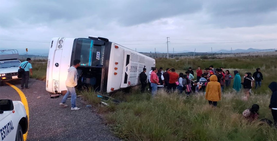 Volcadura de autobús turístico en Oaxaca deja 9 heridos