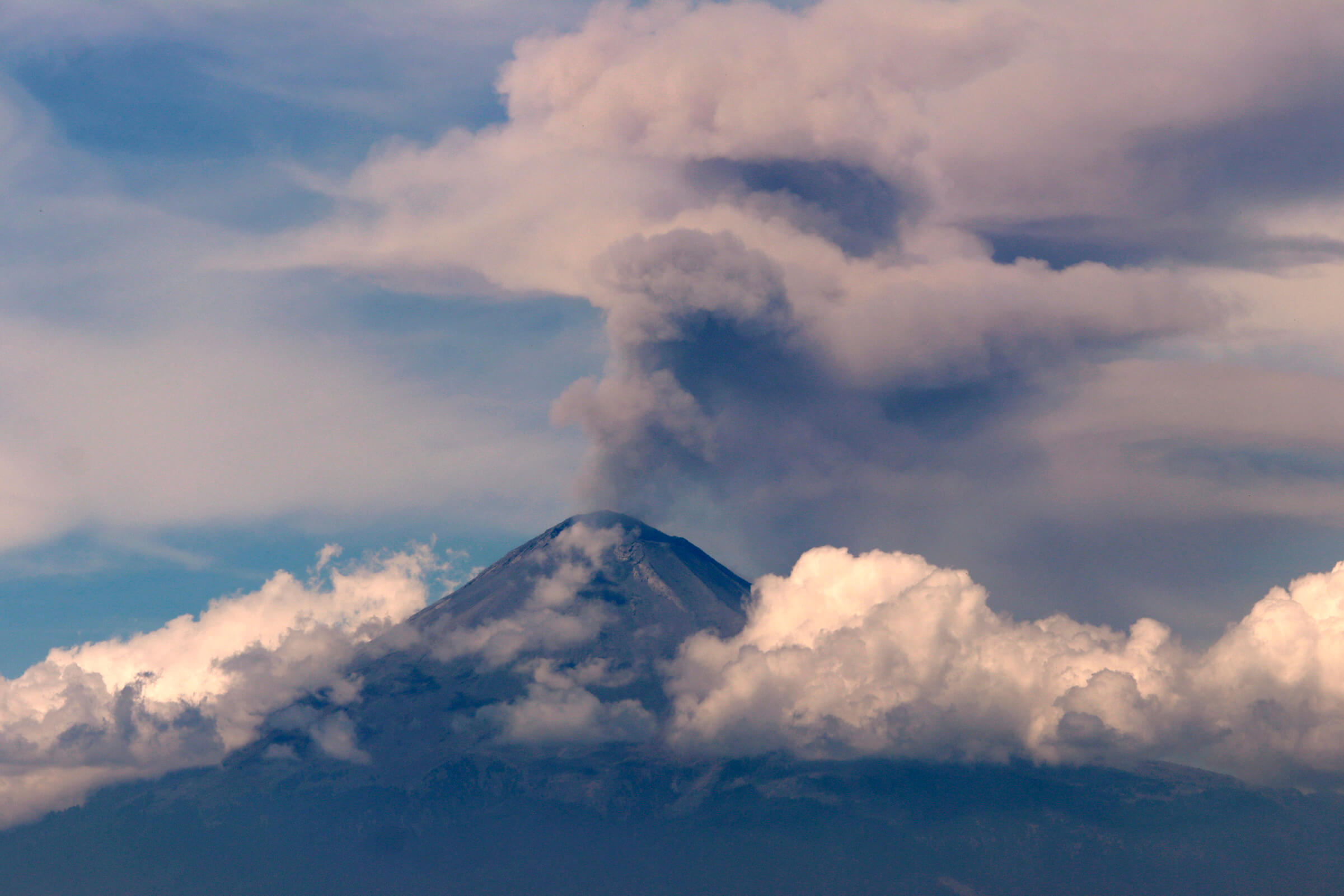 Alertan a municipios de Puebla por caída de ceniza del volcán Popocatépetl