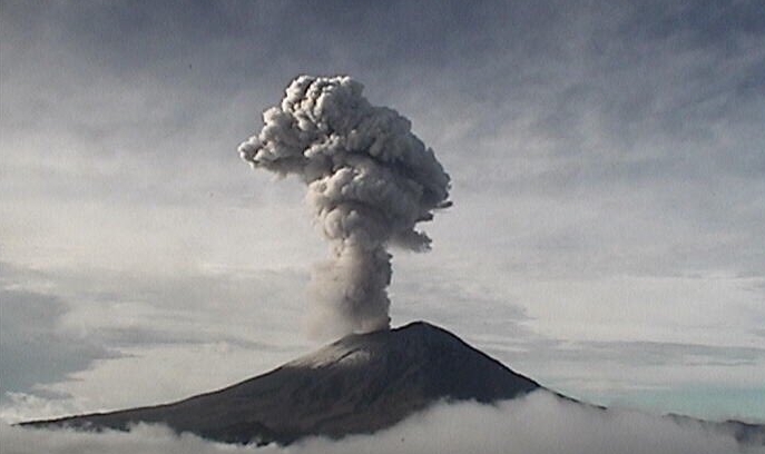 Popocatépetl registra explosión de 2 mil 300 metros de altura