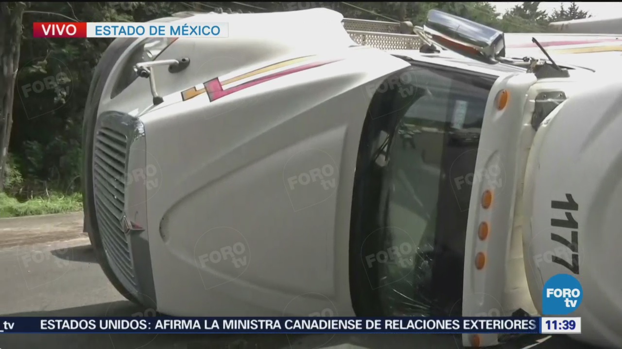 Vuelca tráiler en la autopista México-Toluca
