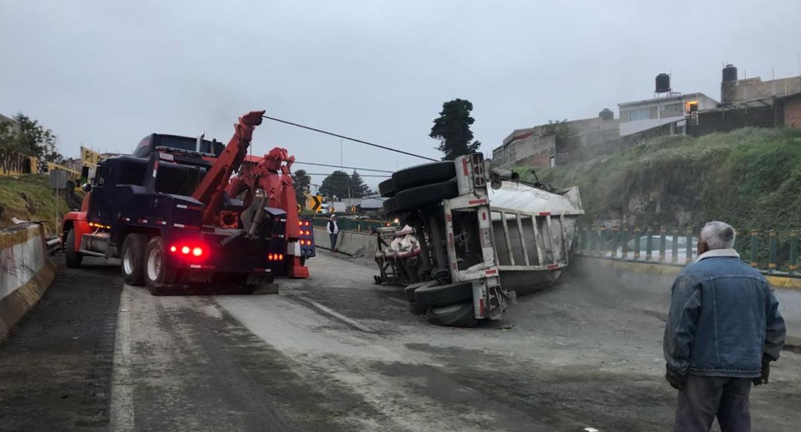 Vuelca tráiler con cemento en la autopista México-Cuernavaca