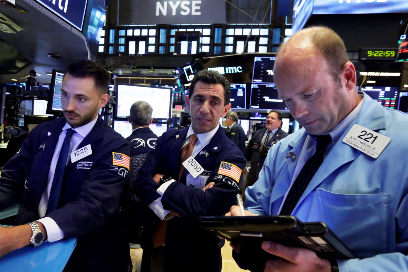 Wall Street cae, arrastra sector tecnológico y guerra comercial