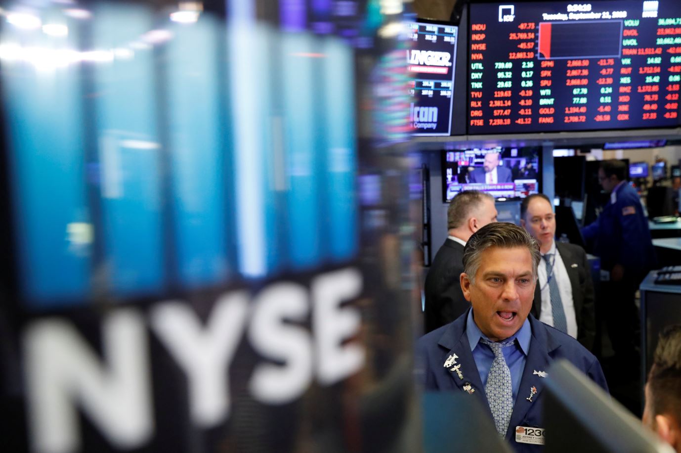 Wall Street opera en rojo a media sesión ante aranceles