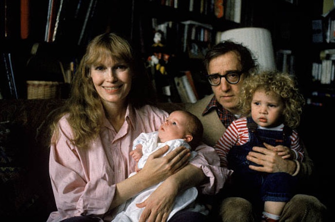 Woody Allen lo defiende su esposa de abuso a Farrow