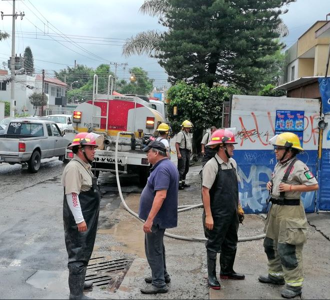 Bomberos rescatan a dos hombres en Zapopan, Jalisco