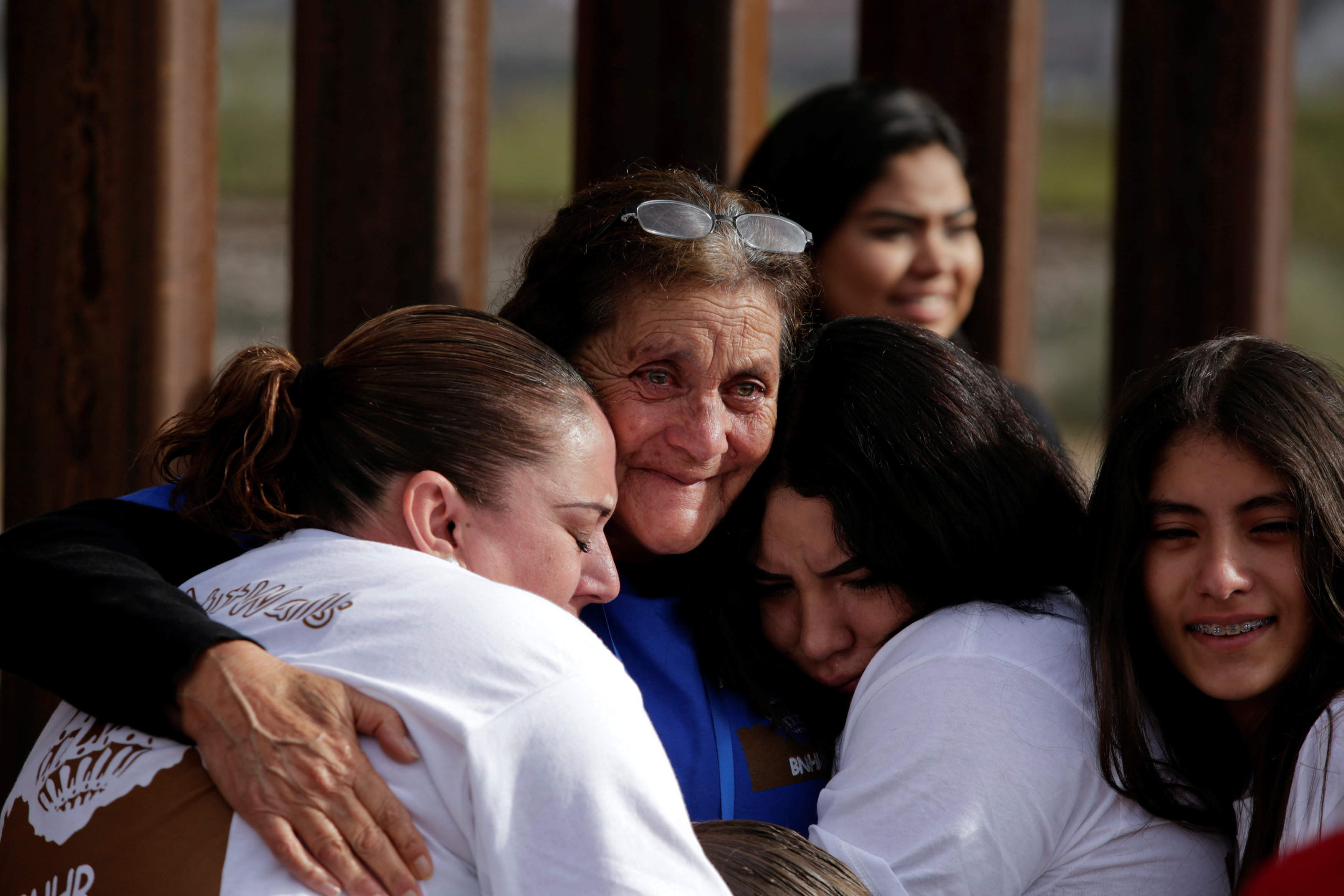 ‘Abrazos no muros’ reúne a 250 familias en la frontera con EU