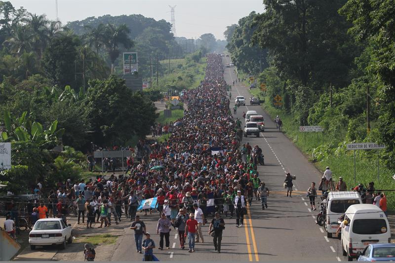 Migrantes hondureños reanudan en México su marcha hacia EU