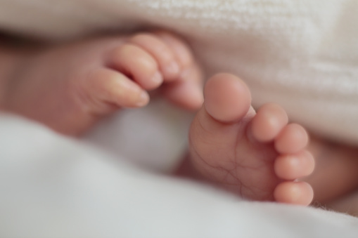 Bebé presuntamente violado se debate entre la vida y la muerte
