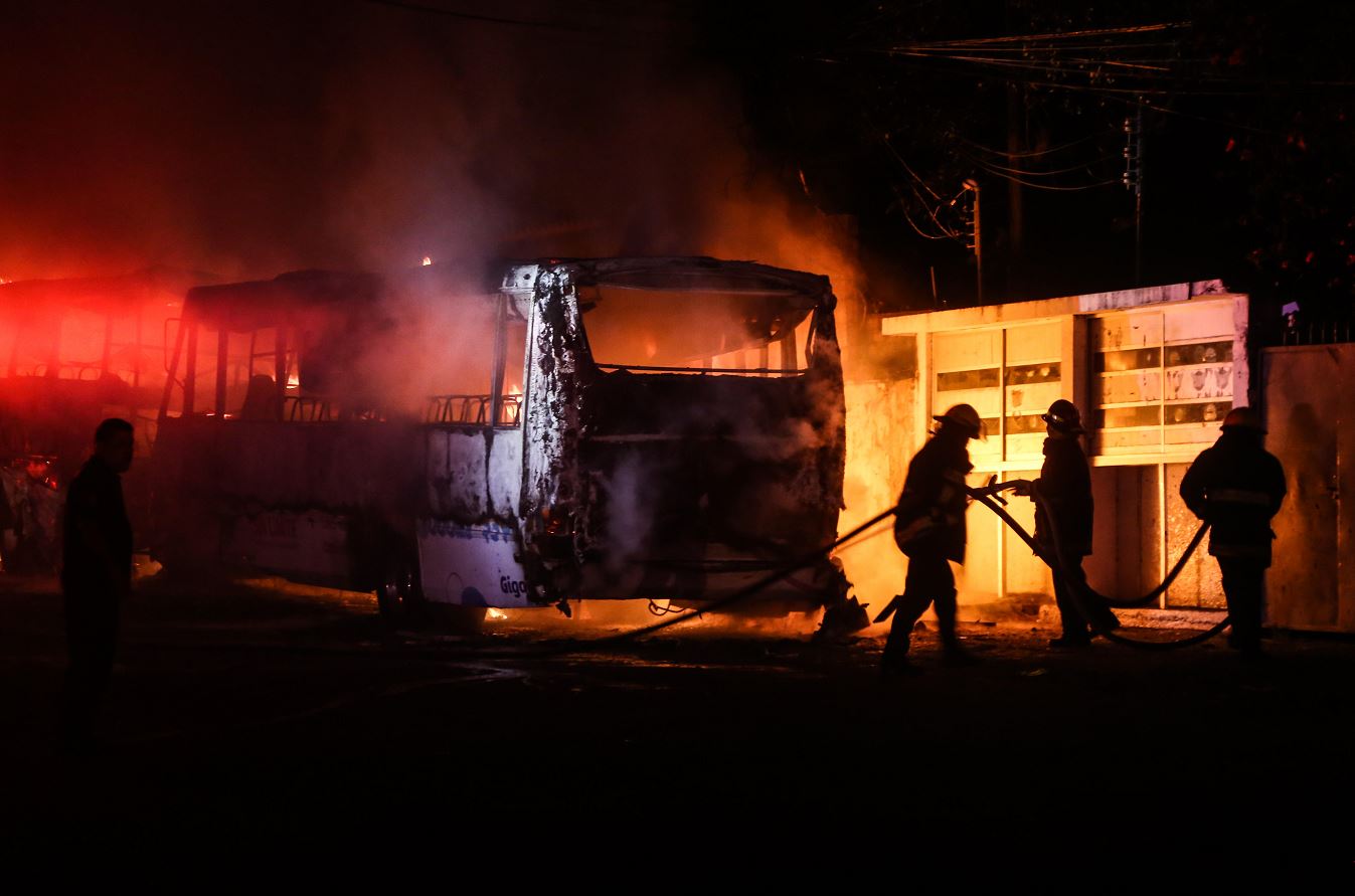 hombres armados asaltan incendian camiones en acapulco