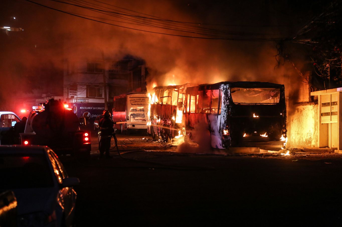 hombres armados asaltan incendian camiones en acapulco