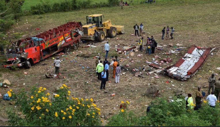 Autobús se sale de carretera en Kenia; hay al menos 50 muertos