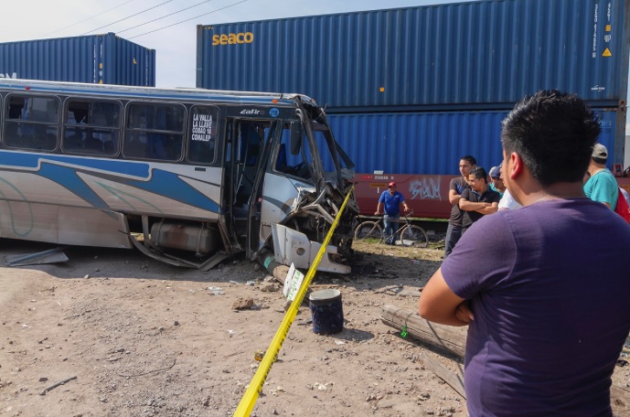 Accidente Querétaro; camión es arrastrado por el tren