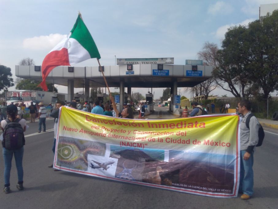 Activistas marchan en contra del NAIM en autopista a Texcoco
