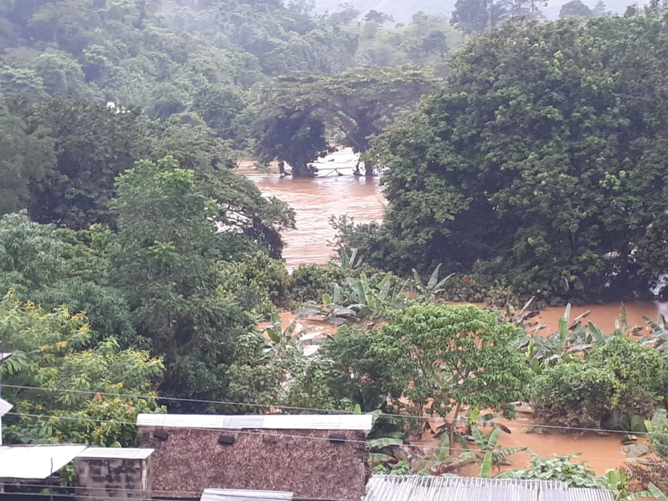 Suman 12 muertos por lluvias en Oaxaca; desbordan tres ríos