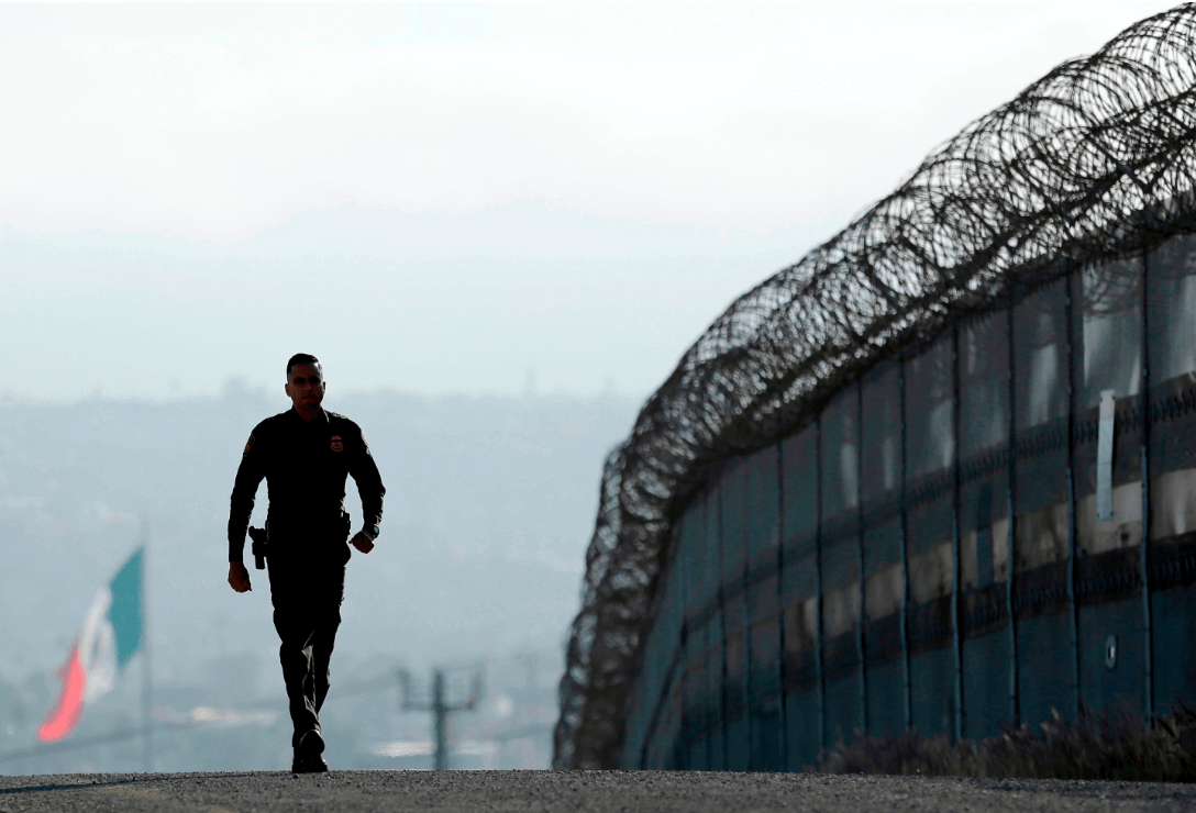 Agente de la Patrulla Fronteriza en la frontera con México. (AP) 