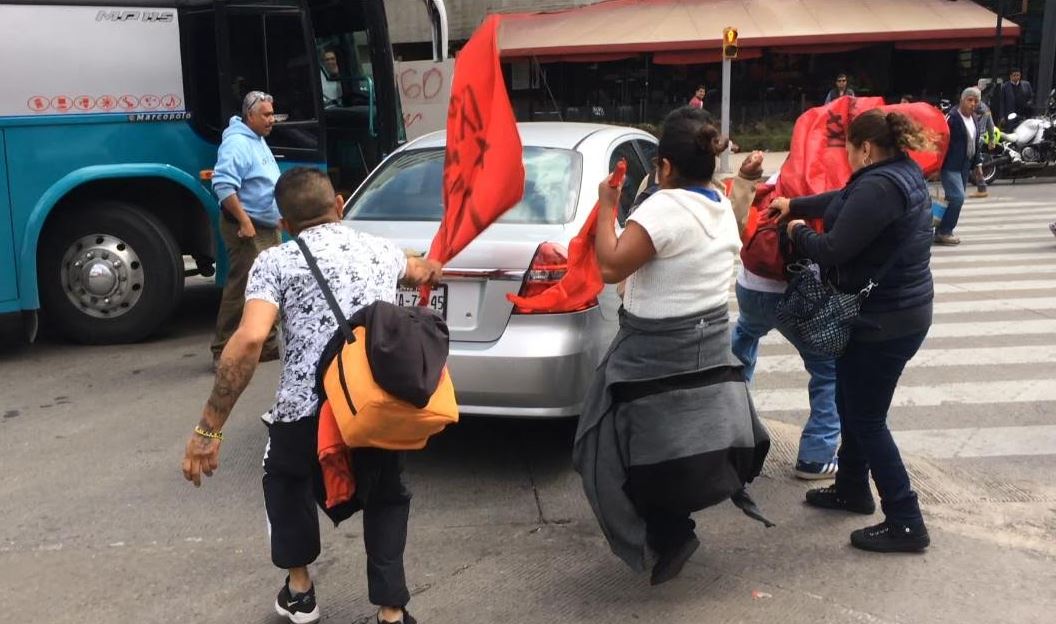 Manifestantes discuten con un automovilista en Paseo de la Reforma