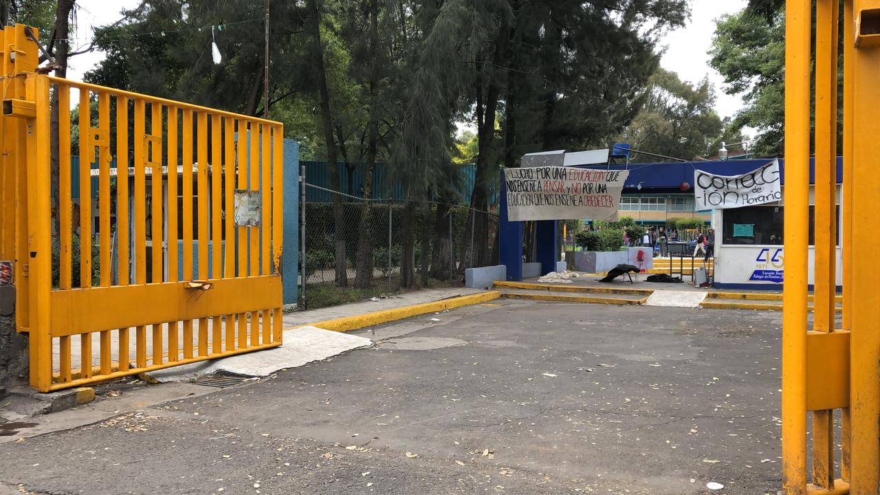 Alumnos del CCH Azcapotzalco quitan barricadas; discuten si mantienen o no paro académico