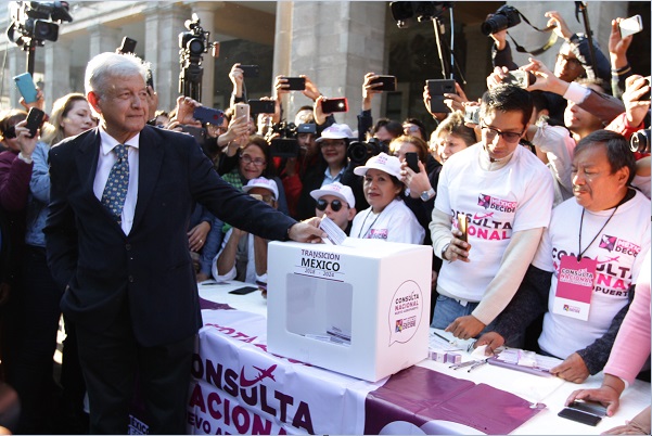 AMLO acude a emitir su voto en consulta del nuevo aeropuerto de México