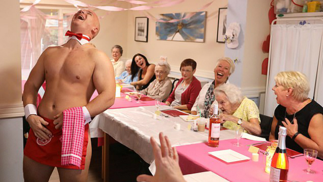 anciana-celebra-cumpleanos-89-strippers-inglaterra-a