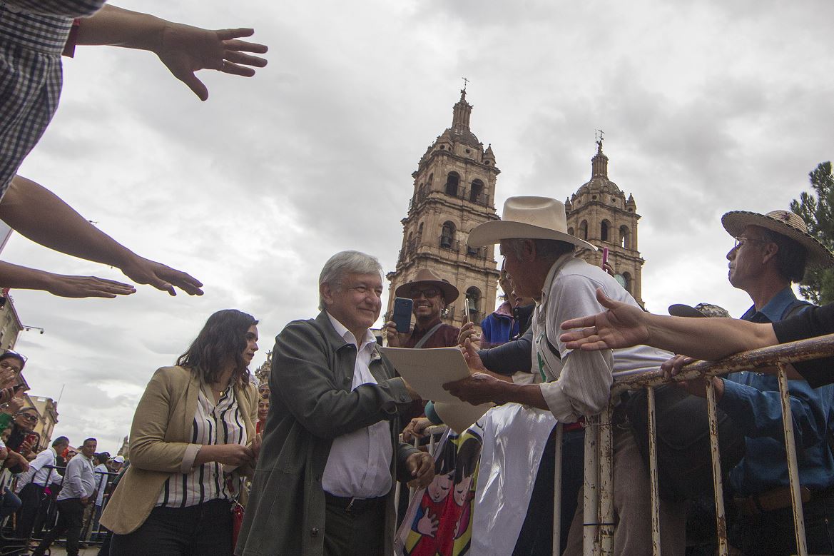 AMLO atiende peticiones de indígenas en Durango