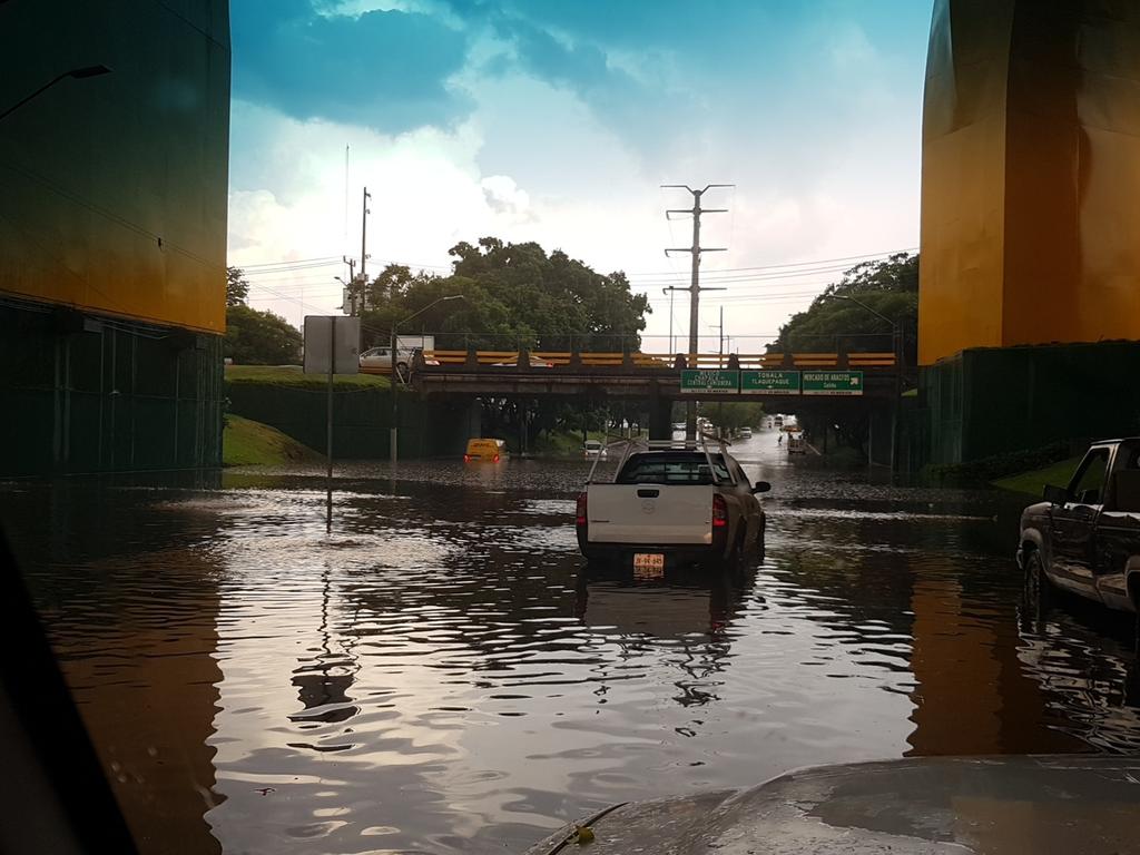 Una tormenta con granizo provoca caos vial en Guadalajara, Jalisco