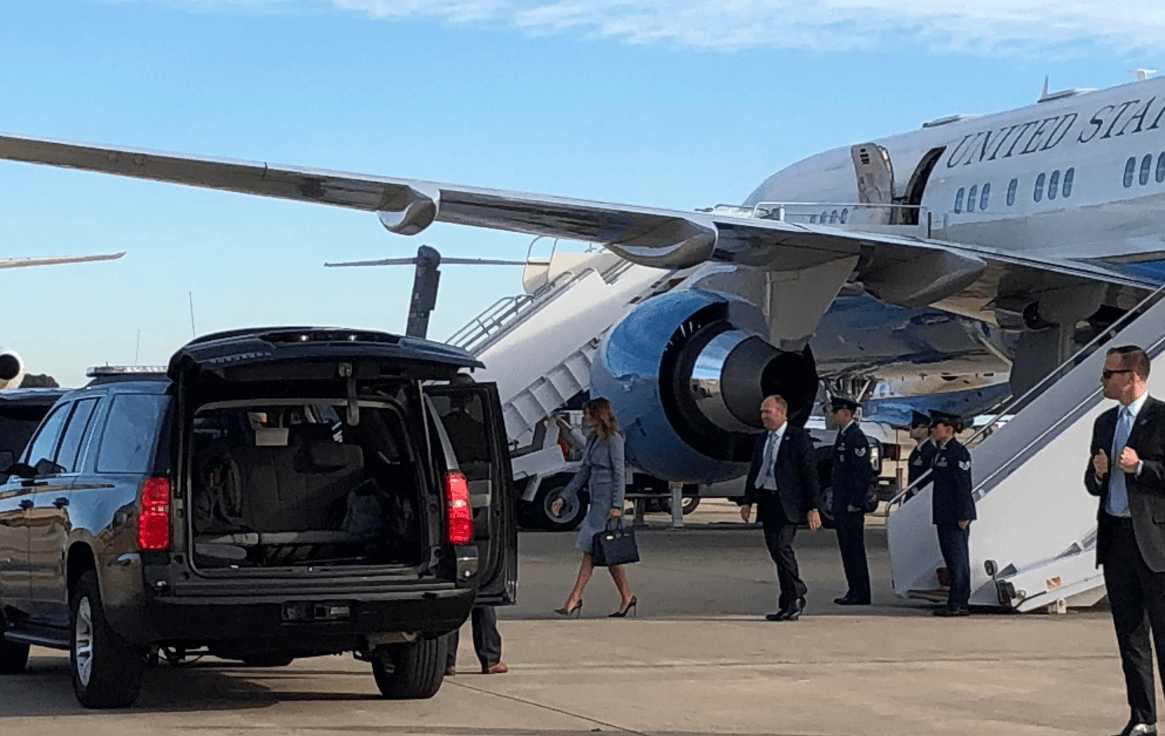 Avión con Melania Trump, aterriza de emergencia por humo en cabina