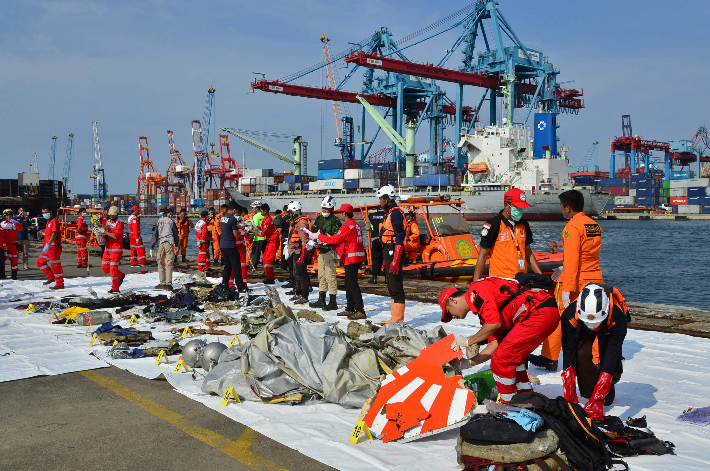 Indonesia: Encuentran restos y escombros de avión Lion Air