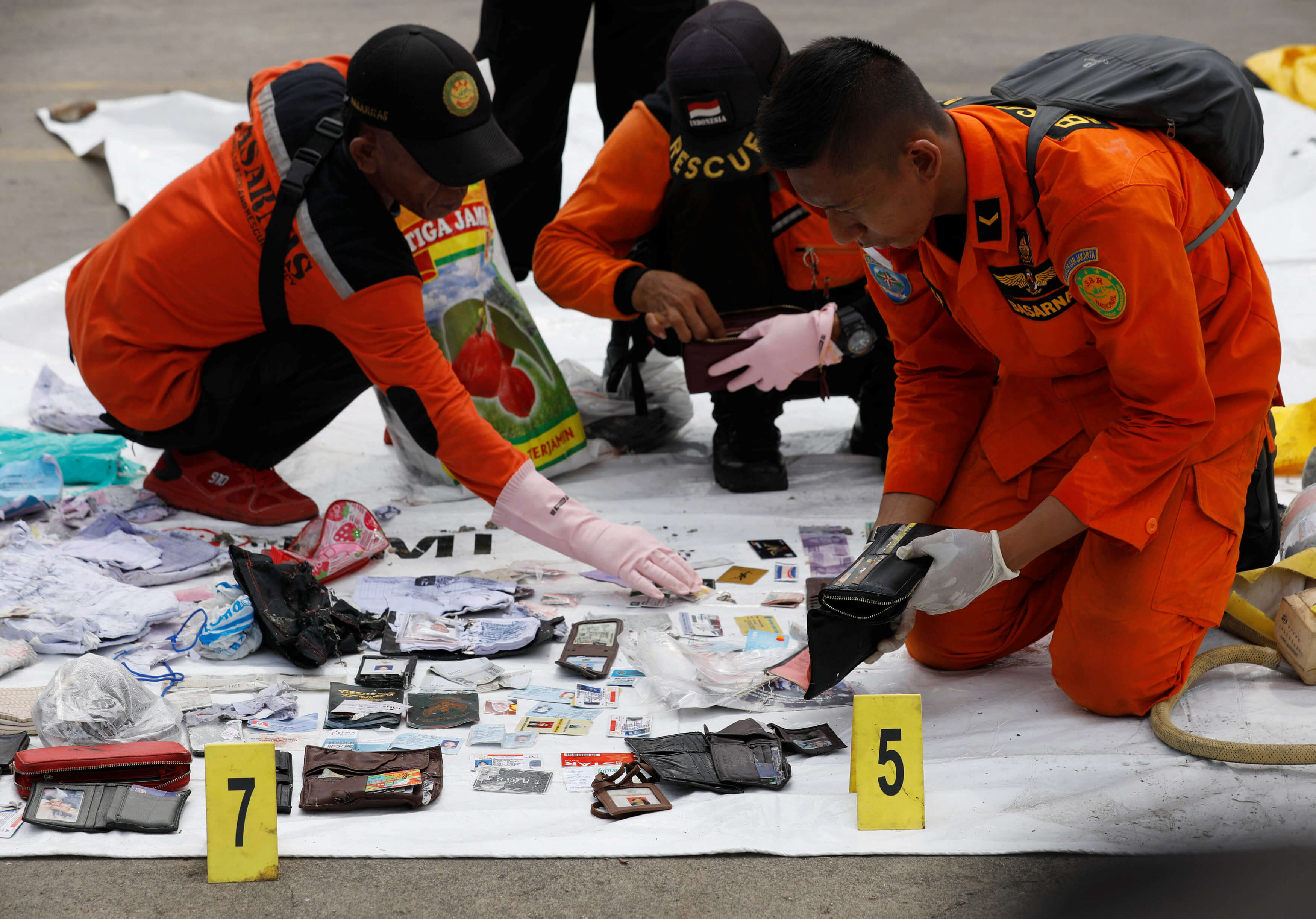Encuentran restos y escombros del avión de Lion Air accidentado en Indonesia